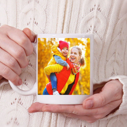 Fototasse-Tasse mit eigenem Foto bedrucken-Bild Frau hält Kaffeebecher